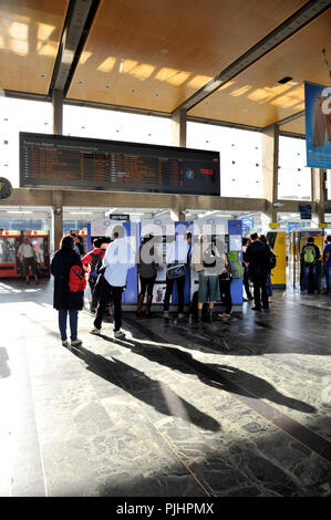 France, Nantes, les voyageurs dans le hall des départs de la gare, les gens d'acheter des billets au ticket machine terminaux. Banque D'Images