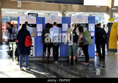 France, Nantes, les voyageurs dans le hall des départs de la gare, les gens d'acheter des billets au ticket machine terminaux. Banque D'Images