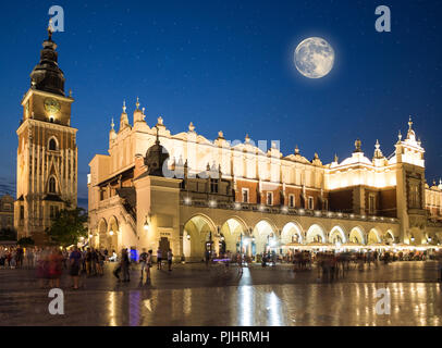 Halle aux draps et tour de l'Hôtel de Ville de Cracovie, Pologne Banque D'Images