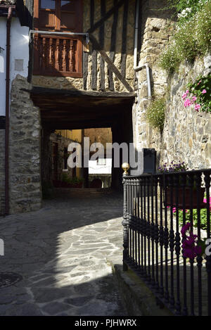 Une rue résidentielle de Potes, Picos de Europa, en Cantabrie, dans le nord de l'Espagne. Banque D'Images