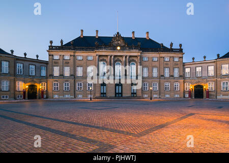 L'accueil d'Amalienborg est la famille royale danoise, et est situé à Copenhague, au Danemark. Il se compose de quatre palais classique avec façades identiques Banque D'Images