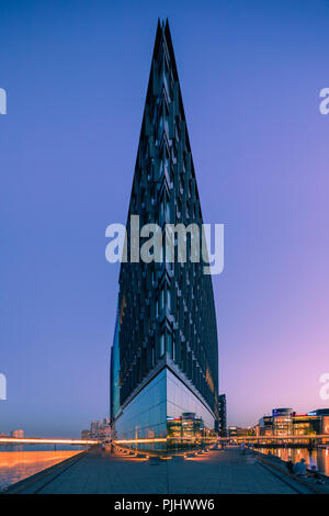 Aller Media building, sur les rives du port de Copenhague, est le siège social. Elle occupe un promontoire de forme triangulaire et, en conséquence, Banque D'Images