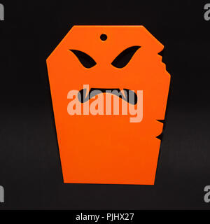 Scary Halloween orange sur fond noir tombstone Banque D'Images