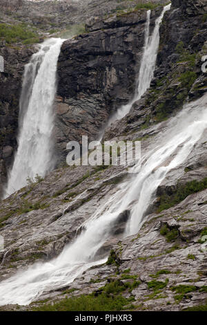 Chutes d'eau près de Kjenndalsbreen Banque D'Images