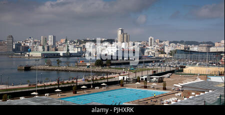 L'Espagne, la Galice, La Corogne, piscine de l'hôtel NH Collection A Coruña Finisterre, par port avec MV amarré, panoramlc Marco Polo Banque D'Images