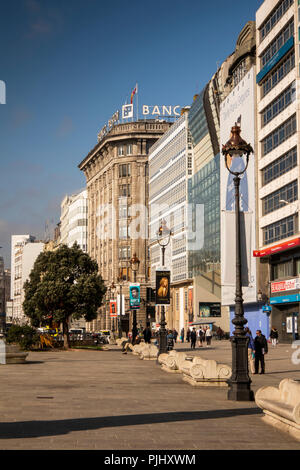 L'Espagne, la Galice, La Corogne, Avenida Marina, de nouveaux bâtiments au bord de l'eau glacé avec des magasins ci-dessous construit dans un style ancien Banque D'Images