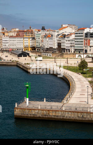 L'Espagne, la Galice, La Corogne, port, parc au bord de l'eau au Monumento adicado á Virxe do Carme Banque D'Images