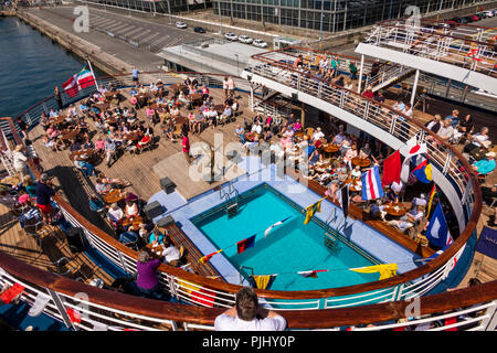 L'Espagne, la Galice, La Corogne, MV Marco Polo se divertir au bord de passagers sur le pont dans le port Banque D'Images