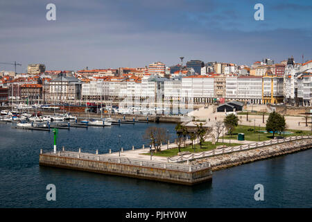 L'Espagne, la Galice, La Corogne, port, Waterfront Park et marina par waterfront bâtiments avec façade vitrée Banque D'Images