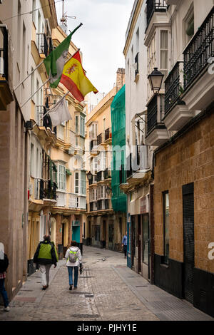 L'Espagne, Cadix, Calle Manzanares, touristes marcher dans rue étroite, vide en début de soirée Banque D'Images