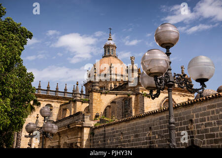 Espagne, Jerez de la Frontera, Calle Manuel Maria Gonzalez, cathédrale dome sur les toits de la ville Banque D'Images