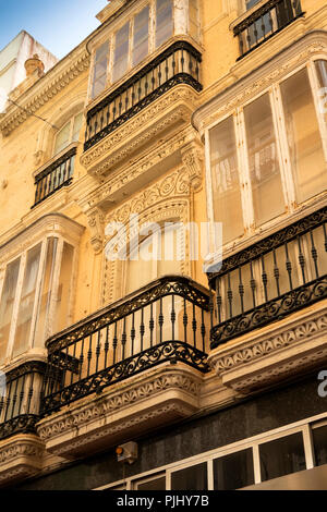 L'Espagne, Cadix, Calle Compania, decorative art nouveau à l'étage supérieur d'un balcon Banque D'Images