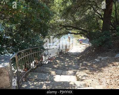 Dubrovnik, Croatie - Juillet 06, 2018 : Entrée de la Mer Morte, le petit lac naturel dans le centre de l'île de Lokrum, Dubrovnik, Croatie Banque D'Images