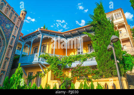 Maisons traditionnelles colorées avec un balcon en bois sculpté dans le district de la vieille ville d'Abanotubani Tbilissi, Géorgie. Banque D'Images