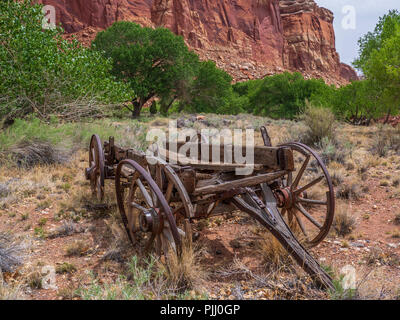 Vieux wagon près de la Fremont River, Fruita, Capitol Reef National Park, en Utah. Banque D'Images