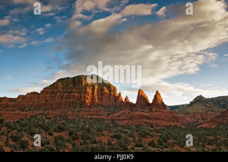 Incandescence du soir sur Cathedral Rock en Arizona's Red Rock Country de Sedona. Banque D'Images