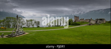 Le Château d'Urquhart et catapult tiré sur le Loch ness. Banque D'Images