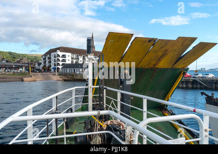 L'CalMac ferry en voiture, MV Loch Riddon, abaissant sa rampe comme il arrive en Largs Pier depuis l'île de (Cumbrae) (Millport) Banque D'Images