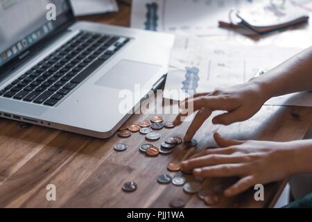 Homeschooling ; leçons de mathématiques sur l'ordinateur Banque D'Images