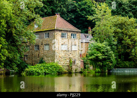 L'Université de Durham College à bateaux près de l'aval du pont Prebends Durham, Royaume-Uni Banque D'Images