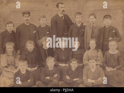 Glasgow, Écosse victorienne Carte Cabinet montrant deux hommes avec un groupe d'enfants d'âge scolaire. Banque D'Images