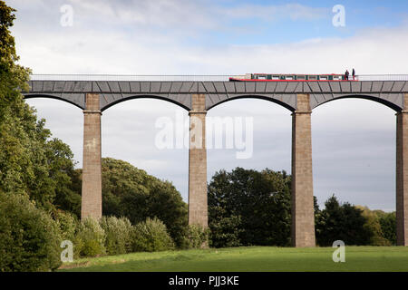 Traversée en bateau étroit sur l'Aqueduc de Pontcysyllte. du canal de Llangollen. Banque D'Images