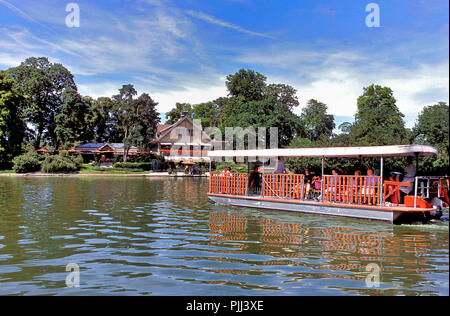 France, Ile de France, Paris, 16ème arrondissement, le Chalet des Iles sur le Lac du Bois de Boulogne Banque D'Images