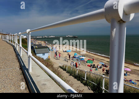 La plage et la mer du Nord vu de la promenade à Southwold, Suffolk, UK Banque D'Images