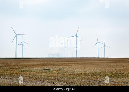 Les cultures avec les moulins à vent et d'électricité à l'horizon. Banque D'Images