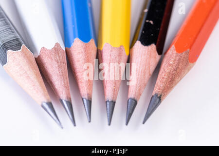 Plusieurs nouveaux crayons graphite plomb de diverses couleurs et modèles Banque D'Images