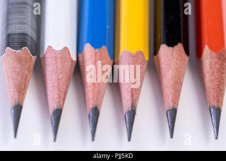 Plusieurs nouveaux crayons graphite plomb de diverses couleurs et modèles Banque D'Images