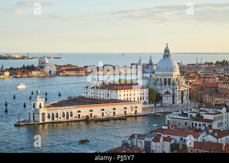 Basilique Sainte Marie de la Santé à Venise et Punta della Dogana, vue aérienne au coucher du soleil en Italie Banque D'Images