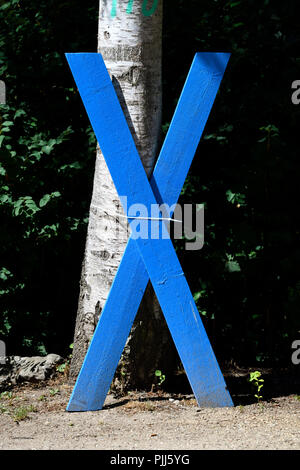 Croix bleue contre le Fehmarnbelttunnel dans mountain Kling, Schleswig - Holstein, Allemagne, Blaues Kreuz gegen den Fehmarnbelttunnel dans Klingberg, SCHL Banque D'Images