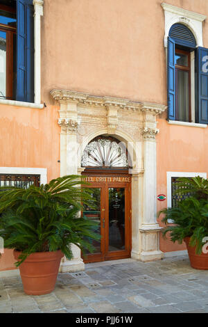 Venise, Italie - 14 août 2017 : Célèbre Gritti Palace Hôtel de luxe cinq étoiles portail d'entrée dans une journée ensoleillée à Venise, Italie Banque D'Images