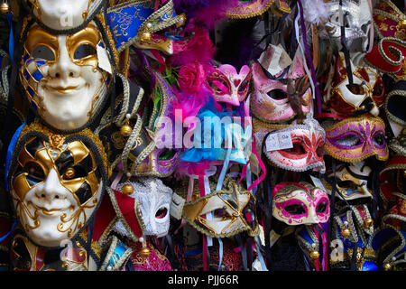 Venise, Italie - 13 août 2017 : Venise masques colorés en arrière-plan une boutique de la rue en Italie Banque D'Images