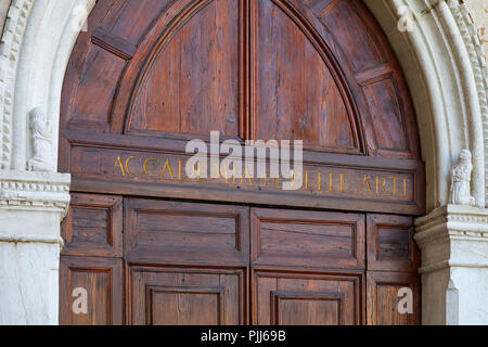 Venise, l'Académie des beaux-arts portail en bois avec lettres d'or signer en Italie Banque D'Images
