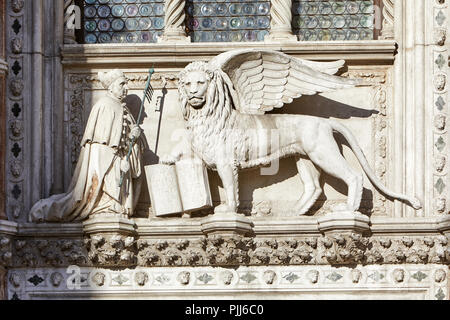 Lion ailé de Saint Marc, statue en pierre blanche dans la lumière du soleil à Venise, Italie Banque D'Images