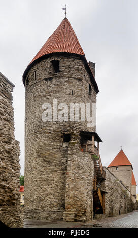 Ruelle typique dans les anciens murs médiévaux de la vieille ville de Tallinn, Estonie, avec ses tours de défense Banque D'Images