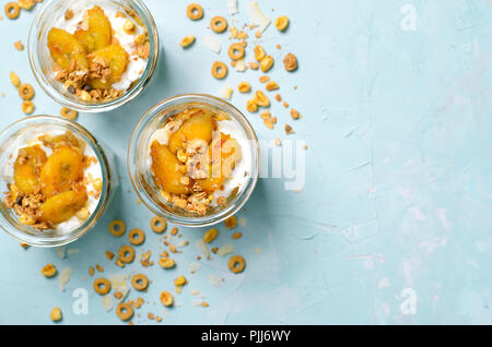 Parfait Glacé à la banane caramélisée et granola, yogourt Dessert maison, petit-déjeuner sain Banque D'Images