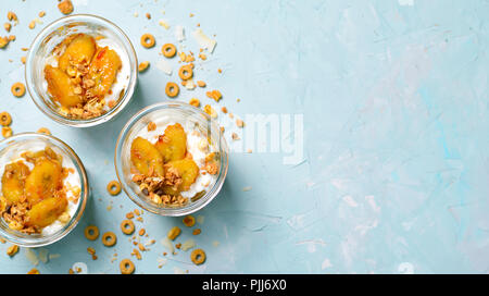 Parfait Glacé à la banane caramélisée et granola, yogourt Dessert maison, petit-déjeuner sain Banque D'Images