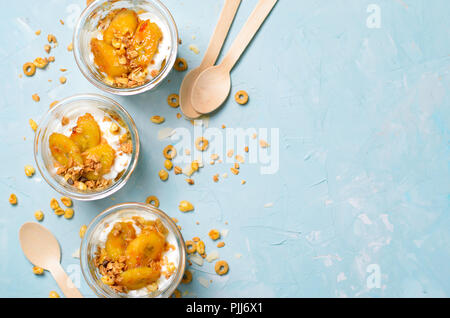 Parfait Glacé à la banane caramélisée et granola, yogourt Dessert maison, petit-déjeuner sain Banque D'Images
