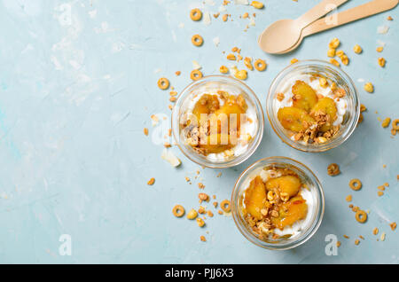 Parfait Glacé à la banane caramélisée et granola, yogourt Dessert maison, petit-déjeuner sain Banque D'Images