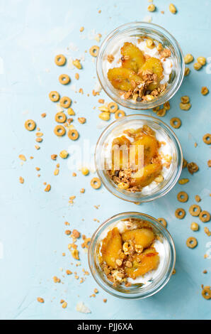 Parfait Glacé à la banane caramélisée et granola, yogourt Dessert maison, petit-déjeuner sain Banque D'Images