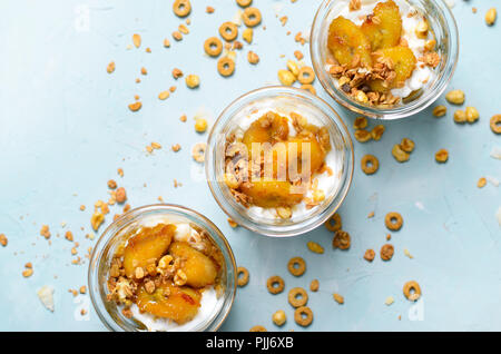 Parfait Glacé à la banane caramélisée et granola, yogourt Dessert maison, petit-déjeuner sain Banque D'Images