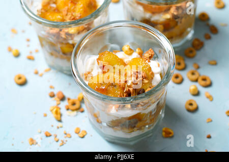 Parfait Glacé à la banane caramélisée et granola, yogourt Dessert maison, petit-déjeuner sain Banque D'Images