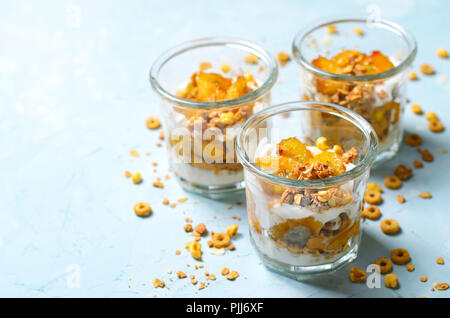 Parfait Glacé à la banane caramélisée et granola, yogourt Dessert maison, petit-déjeuner sain Banque D'Images