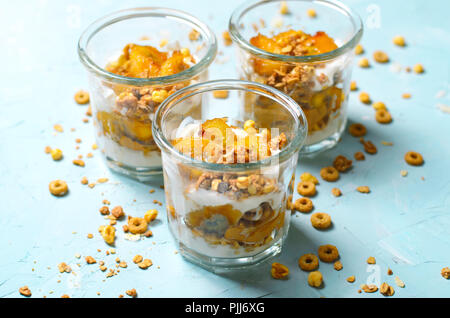 Parfait Glacé à la banane caramélisée et granola, yogourt Dessert maison, petit-déjeuner sain Banque D'Images