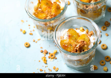 Parfait Glacé à la banane caramélisée et granola, yogourt Dessert maison, petit-déjeuner sain Banque D'Images