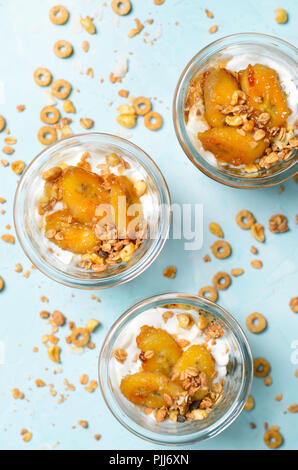 Parfait Glacé à la banane caramélisée et granola, yogourt Dessert maison, petit-déjeuner sain Banque D'Images