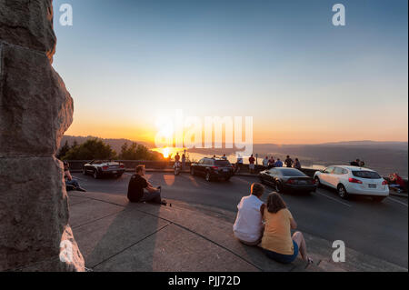 Les feux de forêts lointaines remplir l'air de fumée, ce qui permet un coucher du soleil d'être vue par tous ceux qui se sont réunis à Crown Point's Vista House dans le fleuve Columbia G Banque D'Images